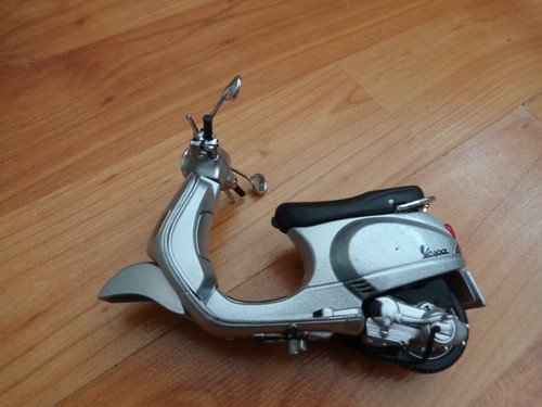 Maisto classic 2005 vespa - 1/18,